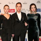 Ku'damm 56  Bei der Berlin Opening Night von GALA und UFA Fiction zeigen sich die Hauptdarstellerinnen von Ku'damm 56 im Jahr 2016 gemeinsam: Arm in Arm posieren Maria Ehrich, Sonja Gerhardt, Claudia Michelsen und Emilia Schüle. Ein halbes Jahrzehnt ist seither bis zur aktuellen dritten Staffel vergangen.