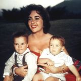 1956  Elizabeth Taylor posiert glücklich mit ihren Söhnen. Michael Howard Wilding (links) ist im Januar 1953 zur Weltgekommen, Christopher Edward Wilding (rechts) im Februar 1955.