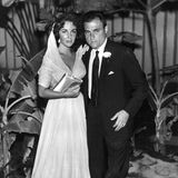 1957 Im Januar werden Taylor und Wilding geschieden. Kaum Single, läuten erneut die Hochzeitsglocken: Den um fast 23 Jahre älteren Filmproduzenten Mike Todd heiratet die Schauspielerin im Februar in Acapulco, Mexiko. Für beide ist es die dritte Ehe.