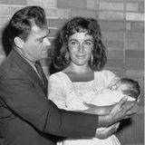 1957  Im September kommt das erste – und einzige – Kind des Paares zur Welt: ein Mädchen namens Liza Todd.