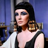 1960  Die Dreharbeiten zu Taylors berühmtesten Film "Cleopatra" beginnen im September in London. Als erste Schauspielerin in der Geschichte Hollywoods bekommt Liz Taylor die Gage von einer Million Dollar (heute etwa neun Millionen Dollar) und 10 Prozent der Gewinne an der Kinokasse zugesagt.