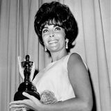 1961  Noch vor der Fertigstellung von "Cleopatra" katapultiert der Film "Telefon Butterfield 8" Liz Taylor endgültig in den Hollywood-Olymp: Nach drei Nominierungen in den Jahren 1958, 1959 und 1960 erhält sie im April 1961 ihren ersten Oscar als beste Hauptdarstellerin für die Rolle des Callgirls Gloria.