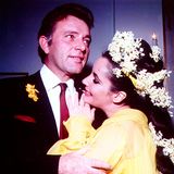 1964  Schließlich verlassen beide trotz des Gegenwindes der Öffentlichkeit ihre Ehepartner und heiraten am 15. März 1964 in Montreal, Kanada. Richard Burton ist Liz Taylors fünfter Ehemann. Zusammen sind sie – bis heute – eines der ikonischsten Liebespaare in der Geschichte Hollywoods.