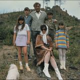 1967  Das Ehepaar posiert mit seinen Kindern. Richard Burton hat die Arme um seine Stiefsöhne Michael (links) und Christopher Wilding (rechts) gelegt. Neben Elisabeth Taylor stehen links Elizabeth Todd (links) und Maria Burton (rechts).