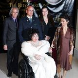 2007  Elizabeth Taylor feiert ihren 75. Geburtstag mit ihren Kindern Michael, Christopher, Maria Burton und Liza  (v.l.n.r.) im Ritz-Carlton Hotel in Las Vegas.