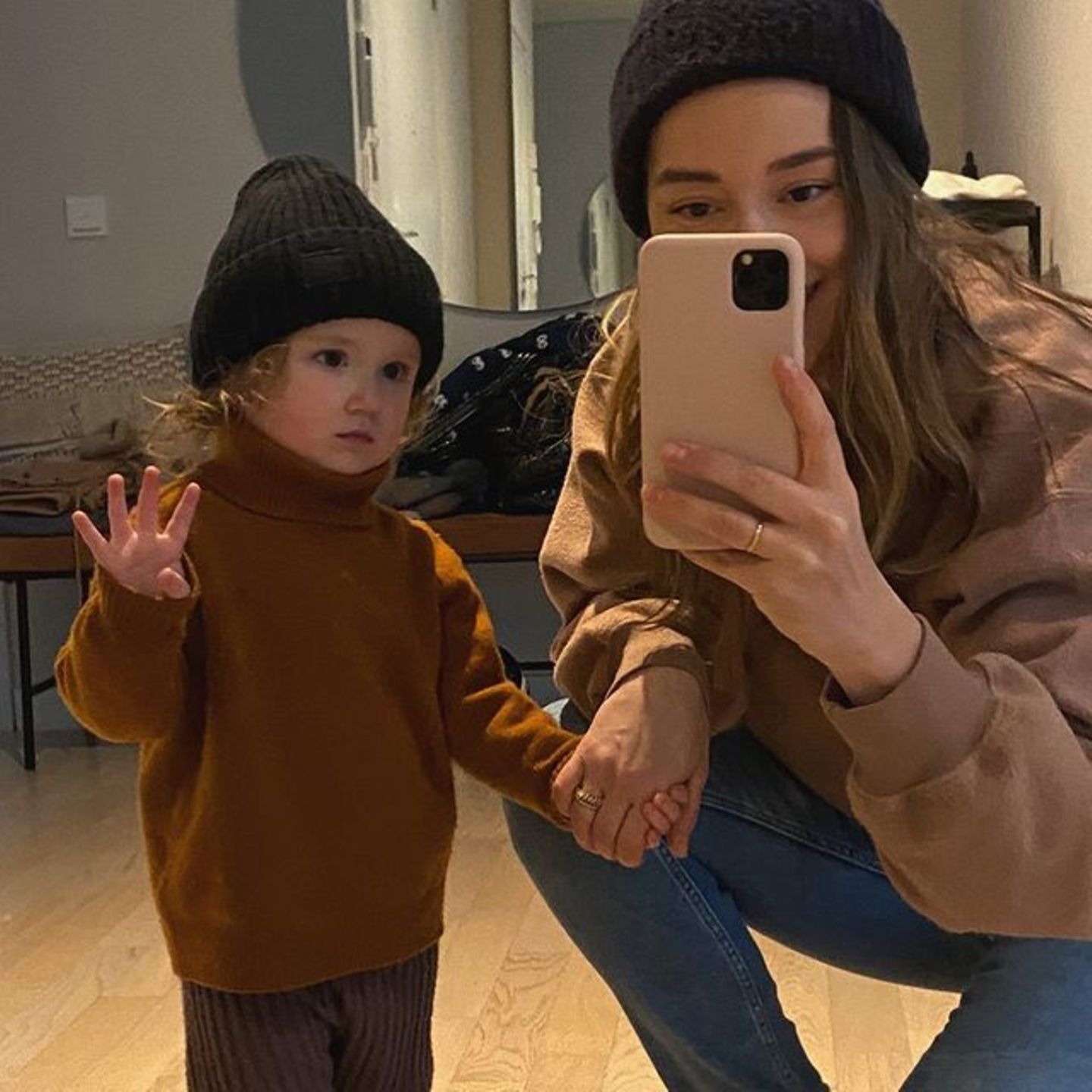 Anna Schürrle postet dieses niedliche Foto mit Tochter Kaia, die schüchtern in die Kamera schaut. Das Mutter-Tochter-Duo zeigt sich dabei im stylischen Partnerlook: Beide tragen einen dunkelbraunen Pullover und eine schwarze Mütze. 
