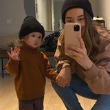 Anna Schürrle postet dieses niedliche Foto mit Tochter Kaia, die schüchtern in die Kamera schaut. Das Mutter-Tochter-Duo zeigt sich dabei im stylischen Partnerlook: Beide tragen einen dunkelbraunen Pullover und eine schwarze Mütze. 