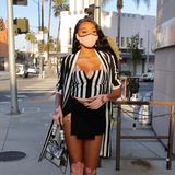 Sexy unterwegs auf dem Santa Monica Boulevard: Im ziemlich knapp bemessenen Schwarz-Weiß-Look erregt Topmodel Winnie Harlow in L.A. aufsehen.