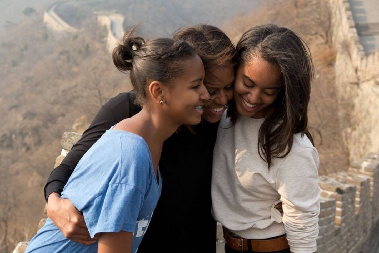 Michelle Obama mit ihren Töchtern Sasha Obama (links) und Malia Obama (rechts)