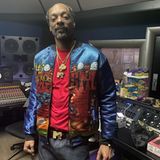 Auch heute noch macht Snoop Dogg immer noch Musik; steht dafür mehrmals die Woche in einem Tonstudio. Dazu schreibt der 49-Jährige auf Instagram: "Late Night Work". Für die Musik opfert der Sänger, der mittlerweile schon leicht ergraut ist, also heute noch wertvolle Stunden seines Schlafs. Eben ein Vollblutmusiker durch und durch. 