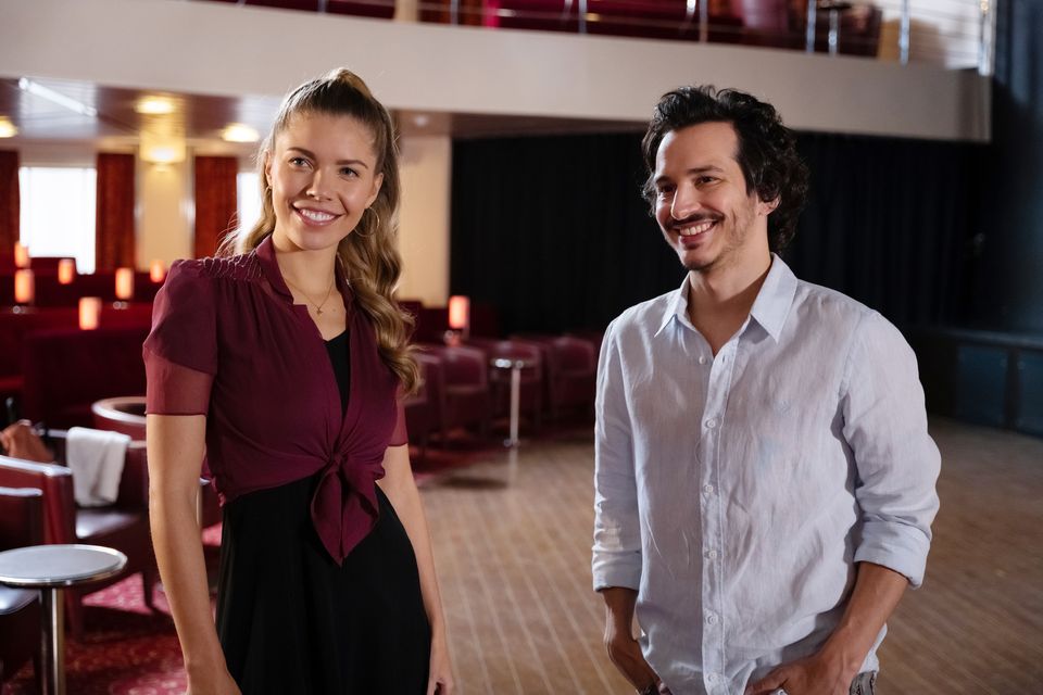Victoria Swarovski: Victoria Swarovski spielt in der "Traumschiff"-Folge Tänzerin Mia – hier neben Schauspieler Ferdi Özten. Die Folge wird am Sonntag, den 4. April, um 20:15 Uhr im ZDF ausgestrahlt. Victoria Swarovski spielt in der "Traumschiff"-Folge Tänzerin Mia – hier neben Schauspieler Ferdi Özten. Die Folge wird am Sonntag, den 4. April, um 20:15 Uhr im ZDF ausgestrahlt.