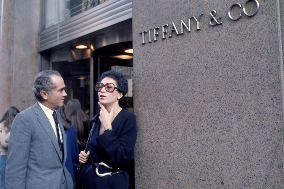 Geschichte hinter dem Kult: Designerin Elsa Peretti vor dem New Yorker Store von Tiffany Designerin Elsa Peretti vor dem New Yorker Store von Tiffany