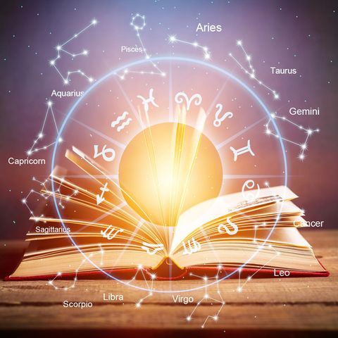 Horoskop: Ein Buch mit astrologischen Symbolen