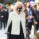 Herzogin Camilla und Prinz Charles sind nach Athen gereist um 200 Jahre Unabhängigkeit Griechenlands zu feiern. Bei der Ankunft trägt Camilla ein dunklesblaues Ensemble mit weißem Cape.