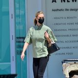 Vor einer Woche erst gab Karlie Kloss die Geburt ihres Babys bekannt – jetzt geht sie schon wieder stylisch wie eh und je in Miami spazieren während Papa Joshua auf den Nachwuchs aufpasst.