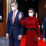 Königin Letizia und König Felipe reisen nach Andorra. Beim Antrittsauftritt trägt Letizia ein fließendes rotes Kleid von Massimo Dutti, das sie mit einem Taillengürtel figurbetont stylt. Dazu trägt sie eine Clutch von Reliquiae.