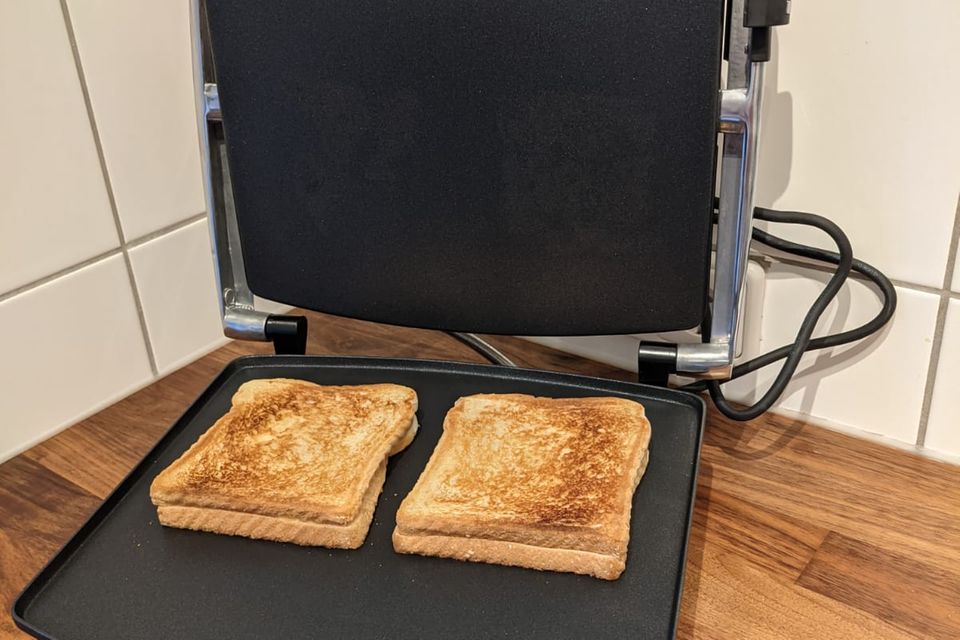 Sandwichmaker, braun gebackene Toasts Sandwichmaker, braun gebackene Toasts