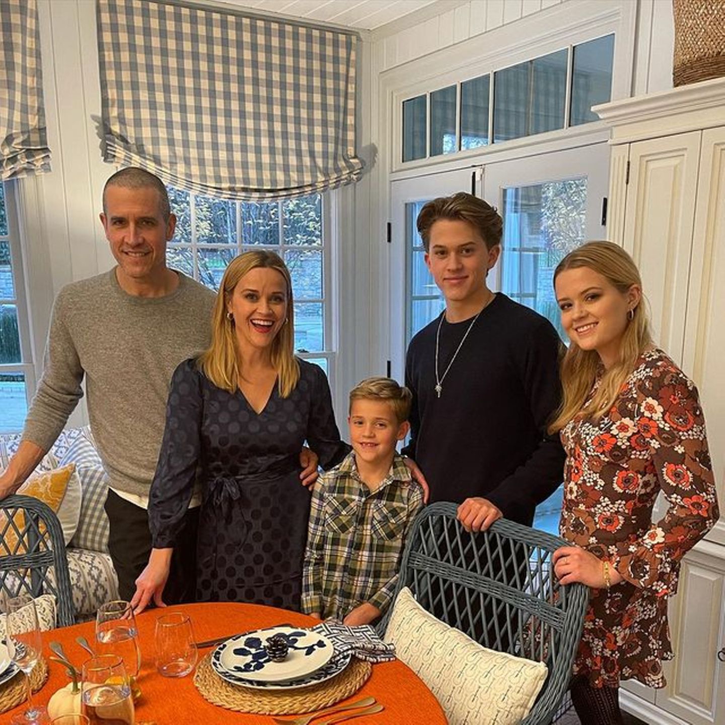 Reese Witherspoon lässt ihre Fans gerne an ihrem bunten Familienleben teilhaben, so natürlich auch an Thanksgiving, dem wichtigsten Familienfest in den USA. Mit Jim Toth und den Kindern - Tennessee, Deacon und Ava - an ihrer Seite hat die erfolgreiche Schauspielerin auch privat ihr Glück gefunden.