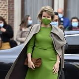 Königin Mathilde begeistert beim Besuch der neuen Ausstellung "Kinderen van de Renaissance" ("Kinder der Renaissance") in Mechelen, Belgien, mit einem frischen Look: Das grüne, langärmlige Etuikleid passt perfekt zu ihrem Mund-Nase-Schutz. Clutch und spitze Pumps sind aus braunem Wildleder. Das elegante Highlight: der karierte Mantel, den sich Mathilde lässig über die Schultern geworfen hat.