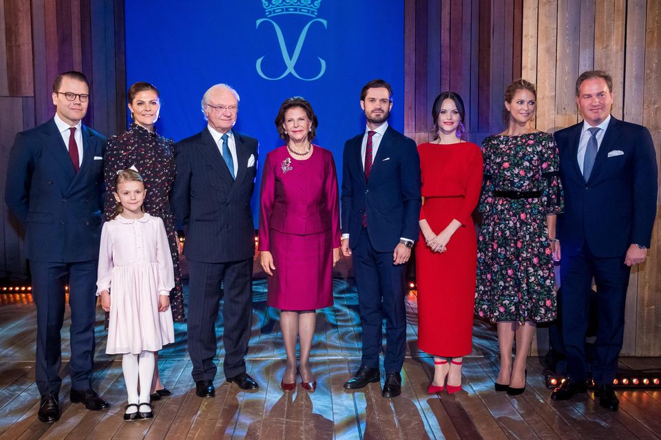 Prinz Daniel, Prinzessin Victoria, Prinzessin Estelle, König Carl Gustaf, Königin Silvia, Prinz Carl Philip, Prinzessin Sofia, Prinzessin Madeleine und Chris O´Neill. 