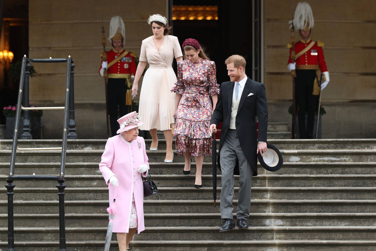 Queen Elizabeth mit ihren Enkelkindern Prinz Harry, Prinzessin Beatrice und Prinzessin Eugenie