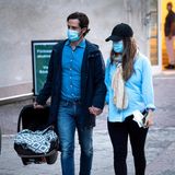 Stolz trägt Prinz Carl Philip seinen neugeborenen Sohn im Maxi-Cosi Richtung Auto.