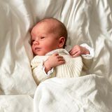 28. März 2021  Gestatten, Prinz Julian Herbert Folke, Herzog von Halland! Der kleine Schweden-Prinz kam am 26. März in Stockholm zu Welt, und wird dieser nun mit diesem niedlichen Foto vorgestellt. Das Bild hat Papa Prinz Carl Philip übrigens selbst aufgenommen.   