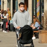 27. März 2021  Dieser Hollywoodstar scheint sich beim Bummel mit Töchterchen Janie durch die Straßen von New York etwas unwohl zu fühlen. SchauspielerJoshua Jackson blickt mit gerunzelter Stirn um sich. Und er behält Recht: Die Paparazzi sind nicht fern und halten diesen kleinen Vater-Tochter-Ausflug bei strahlendem Frühlingswetter für neugierige Augen fest. Doch der liebevolle Kinderwagen-Schubser sollte sich nicht grämen: Mütter weltweit liegen ihm für solche Fotos garantiert zu Füßen.