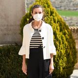 Ein Schwarz-Weiß-Look, wie wir ihn hier an Königin Letizia sehen, wird gerne als "sichere Bank" bezeichnet. Doch auf den zweiten Blick wird schnell klar: Das spanische Oberhaupt hat vielleicht klassische Farben miteinander kombiniert, doch der Schnitt und die Details ihrer Kleidungsstücke sind raffiniert – und alles andere als langweilig. Ihre schwarze Chinohose besticht zum Beispiel mit einem süßen Schleifendetail am Bund, das Blazer-Jäckchen bekommt mit Volants und XXL-Knöpfen einen stylischen Twist. 