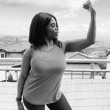 Es ist eine Power-Pose: Motsi Mabuse zeigt ihre Bizepsmuskeln und wir staunen nicht schlecht. In der Caption unter dem Bild macht die "Let's Dance"-Moderatorin klar, dass es dabei aber viel mehr als nur um Optik und Definition geht. Sie schreibt: "Ich habe das Jahr 2021 der Gesundheit gewidmet, die wir manchmal für selbstverständlich halten! Ich definiere mich nicht über meinen Körper, das habe ich nie getan und werde es auch nie tun, aber unser Körper ist die Form, in der wir auf diesem Planeten existieren, also müssen wir unseren Tempel hegen und pflegen."