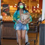 Während sich unsereins gerne im gemütlichen Schlabberoutfit in den Supermarkt bequemt, überzeugt Rihanna selbst hier für einen coolen Auftritt. Lässig trägt die Sängerin ihre Einkaufstüte auf Stilettos aus dem Supermarkt. Mit Minirock und Hawaiihemd macht ihr Look ziemlich gute Laune und verbreitet ein bisschen Urlaubsfeeling auch im Lockdown.