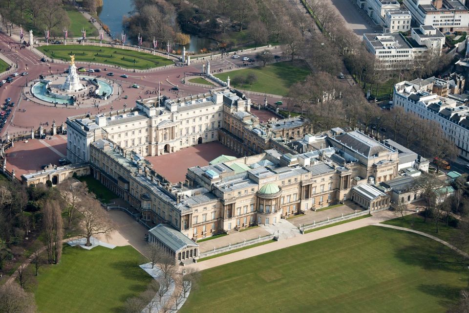 Queen Elizabeth: Der Buckingham Palast in London ist der Amtssitz der Queen. Er gehört zum Crown Estate. Der Buckingham Palast in London ist der Amtssitz der Queen. Er gehört zum Crown Estate.