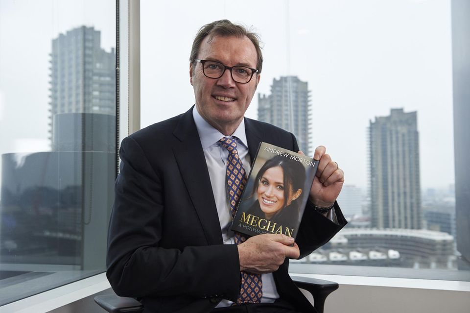 Herzogin Meghan: Andrew Morton posiert seinem Buch über Herzogin Meghan. Andrew Morton posiert seinem Buch über Herzogin Meghan.