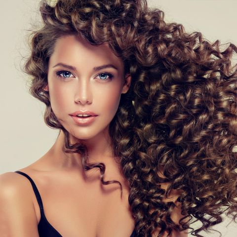 Curly Girl Methode: Frau mit lockigem Haar