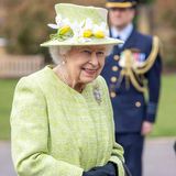 31. März 2021  Seltener Auftritt von Queen Elizabeth während der Pandemie: Es ist erst das vierte Mal, dass sich die britische Königin in der Corona-Krise öffentlich bei einem Termin zeigt. In einem Ensemble in Pistaziengrün wird sie von den Kameras vor Ort in Surrey anlässlich der Hundertjahrfeier der Royal Australien Air Force abgelichtet – Grün, die Farbe der Hoffnung. Mit einem Lächeln im Gesicht und ihrem mit weißen und gelben Blüten besetzten Hut sorgt Queen Elizabeth zusätzlich für gute Laune. 