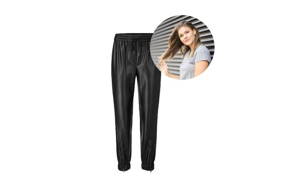 Must-Have: Statt Jogginghosen: Mode- und Beautyredakteurin Friederike setzt jetzt auf Lederhosen im lässigen Stil von Marc Cain. Statt Jogginghosen: Mode- und Beautyredakteurin Friederike setzt jetzt auf Lederhosen im lässigen Stil von Marc Cain.