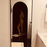 Bei diesem Foto von Sängerin Jessie J flippen ihre Instagram-Follower regelrecht aus. Kein Wunder, schließlich posiert die 33-Jährige nur im Slip vor dem Spiegel. Es ist allerdings nicht das erste Mal, dass Jessie J ihre Fans mit solchen Fotos um den Verstand bringt. Sie scheint sich offensichtlich sehr wohl in ihrem Körper zu fühlen.