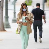 Alessandra Ambrosio macht Los Angeles unsicher – und dabei trägt sie einen frühlingshaften Look, der fürs Gym viel zu schade ist: Zum mintgrünen Sport-Set kombiniert sie eine beigefarbene Bluse und eine neongelbe Tasche.