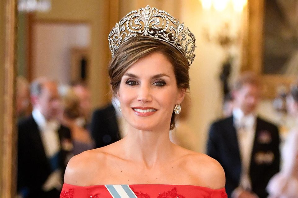 Trotz Testament: Königin Letizia trägt das Diadem und die Ohrringe aus der "Joyas de Pasar"-Sammlung. Königin Letizia trägt das Diadem und die Ohrringe aus der "Joyas de Pasar"-Sammlung.