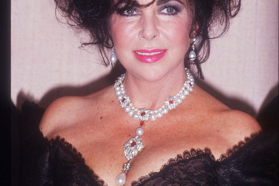 Trotz Testament: Elizabeth Taylor trägt die "la Peregrina"-Perle. Elizabeth Taylor trägt die "la Peregrina"-Perle.