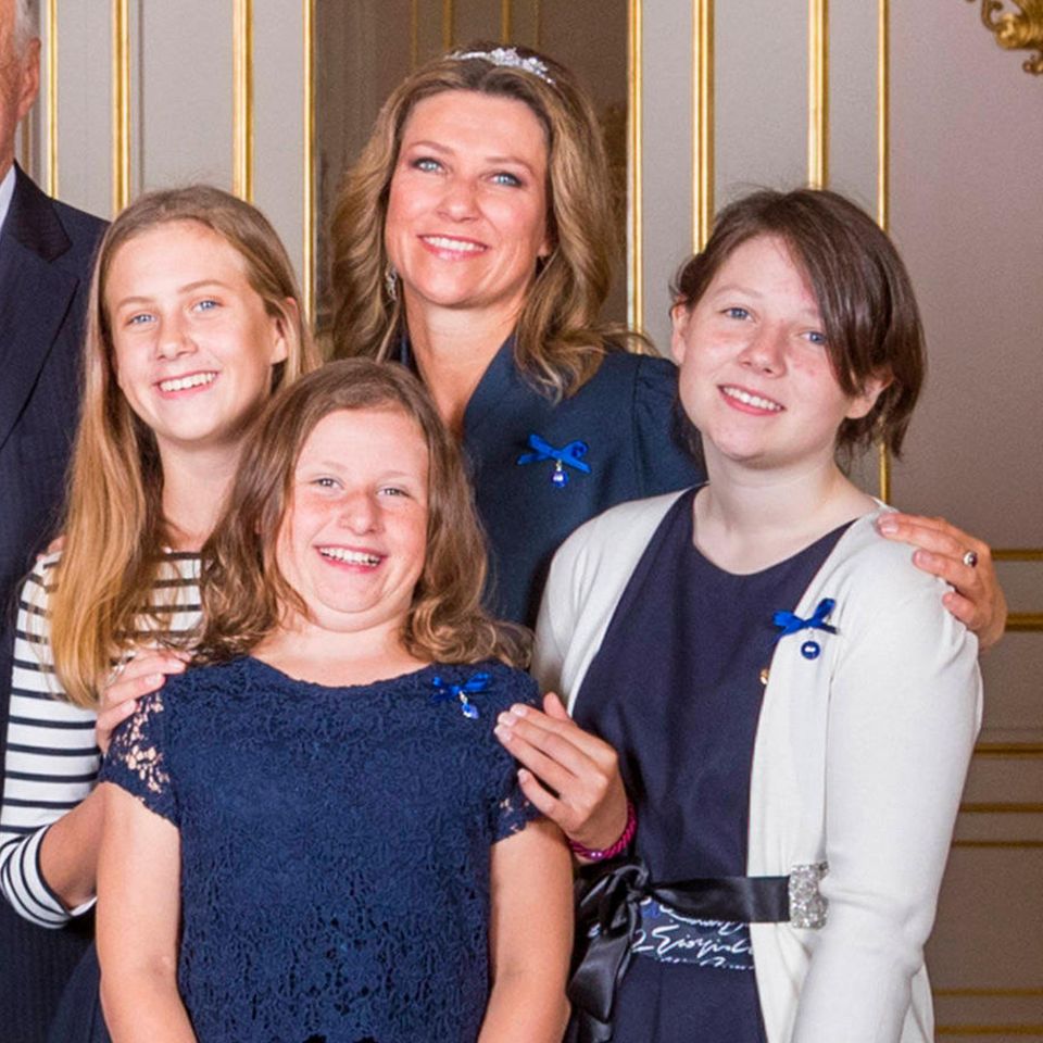 König Harald mit seiner Tochter, Prinzessin Märtha Louise, und deren Kinder Leah, Emma und Maud (v.l.n.r.)
