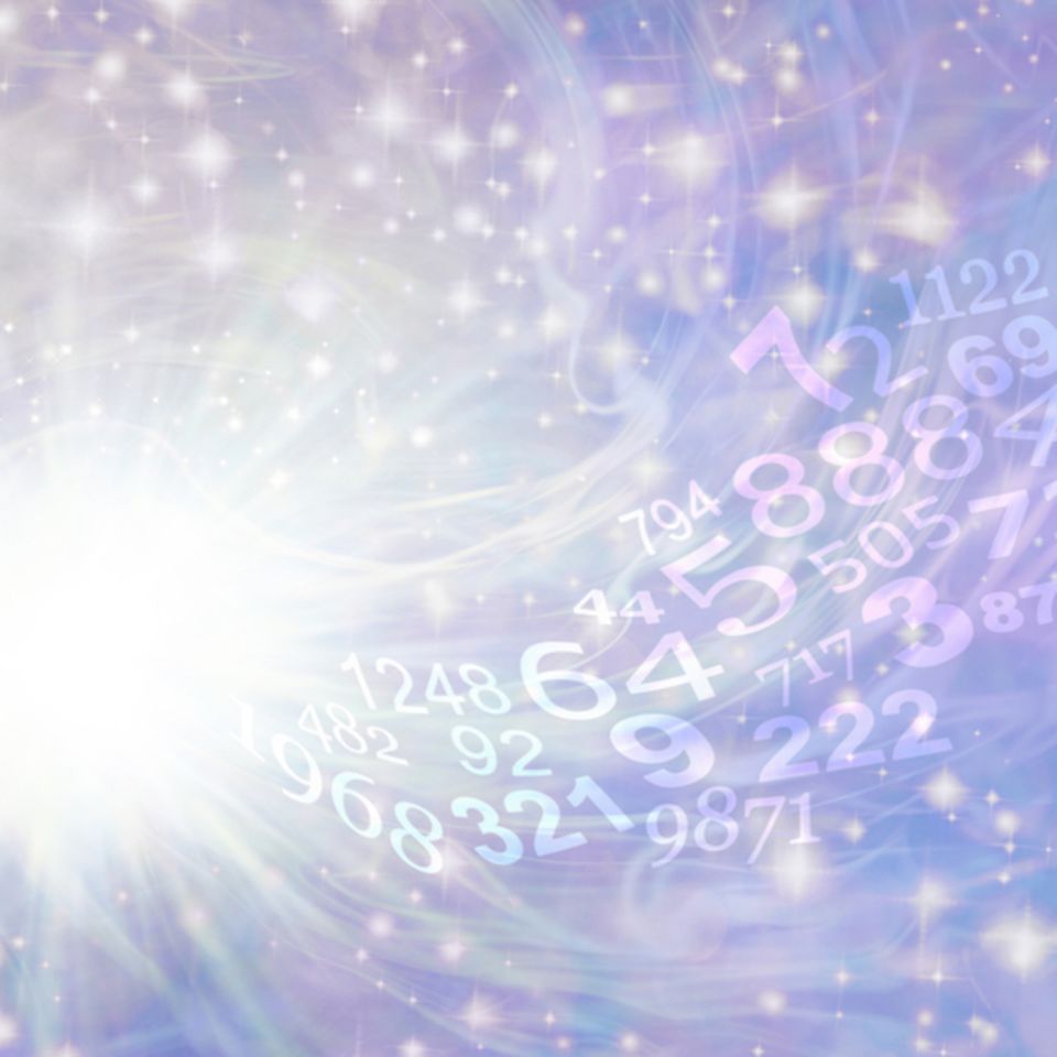 Life Path Number: Zahlen vor einem lilafarbenen Sternenhimmel
