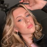 Hier zeigt sie, wie stylish sie sein kann. Auf ihrem Kanal postet sie Schminktutorials und gibt Beauty-Tipps. Den verführerischen Blick in die Kamera hat sie auch drauf. Aber sie teilt auch emotionale Worte und erinnert in einem Post an ihren verstorbenen Vater, den Schriftsteller Ari Behn.