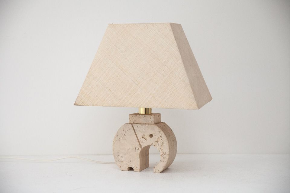 Das sind die Deko-Trends 2021 Deko-Trends 2021: Lampe aus Travertin