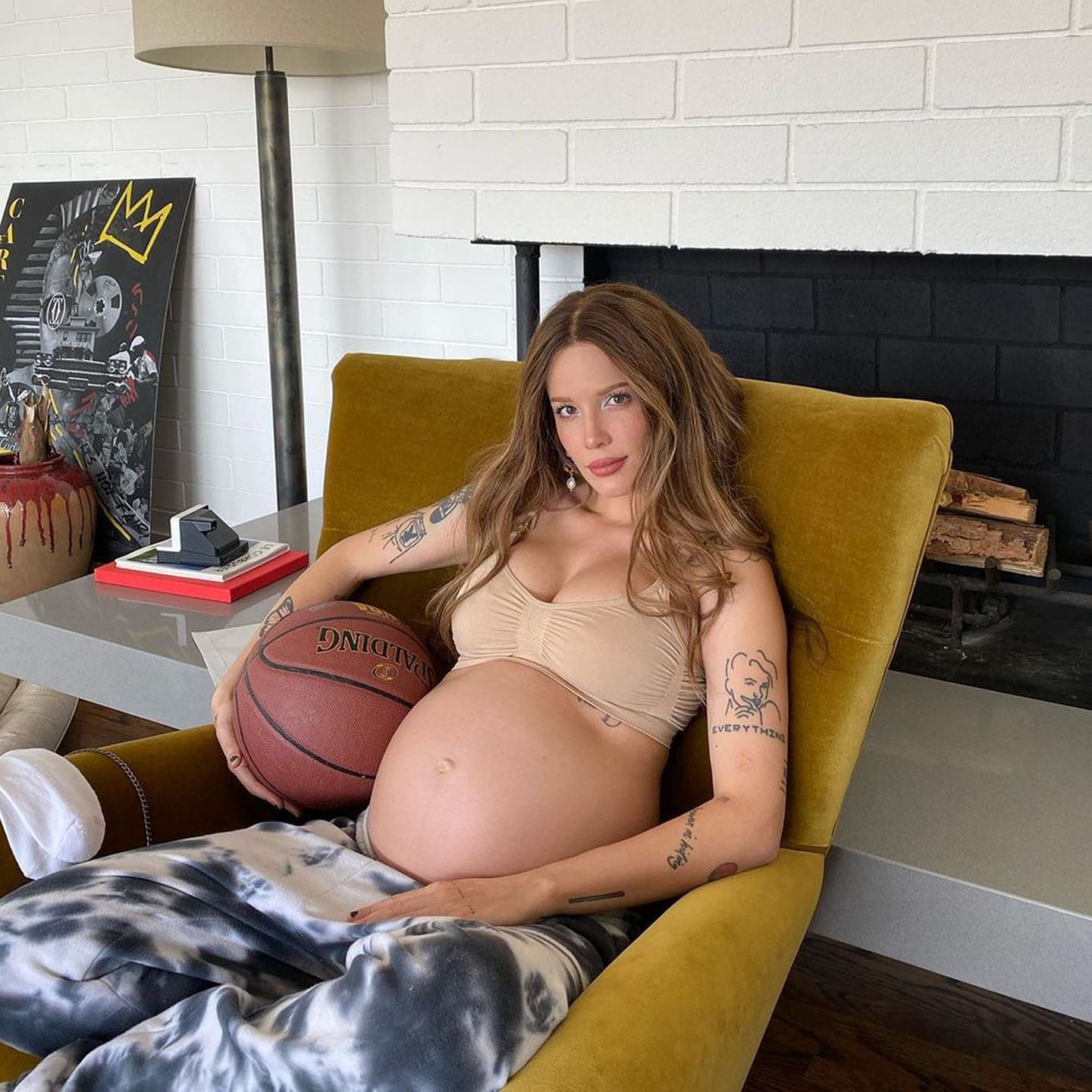 Elektro-Pop-Sängerin Halsey hat für die Größe ihrer süßen Babykugel einen guten Vergleich gefunden: einen Basketball. Und auch sonst passt dieser Vergleich, das Spiel wird, wie sie schreibt, von Tag zu Tag schwerer.