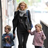 2010 hält Mama Gwyneth Paltrow ihre beiden Kids noch fest an der Hand. Sohn Moses und Tochter Apple stammen aus der Ehe mit Coldplay-Frontmann Chris Martin, die 2018 leider zerbrach. Aus ihren Schützlingen sind mittlerweile selbstbewusste Teenies geworden, die ihren eigenen Weg gehen.