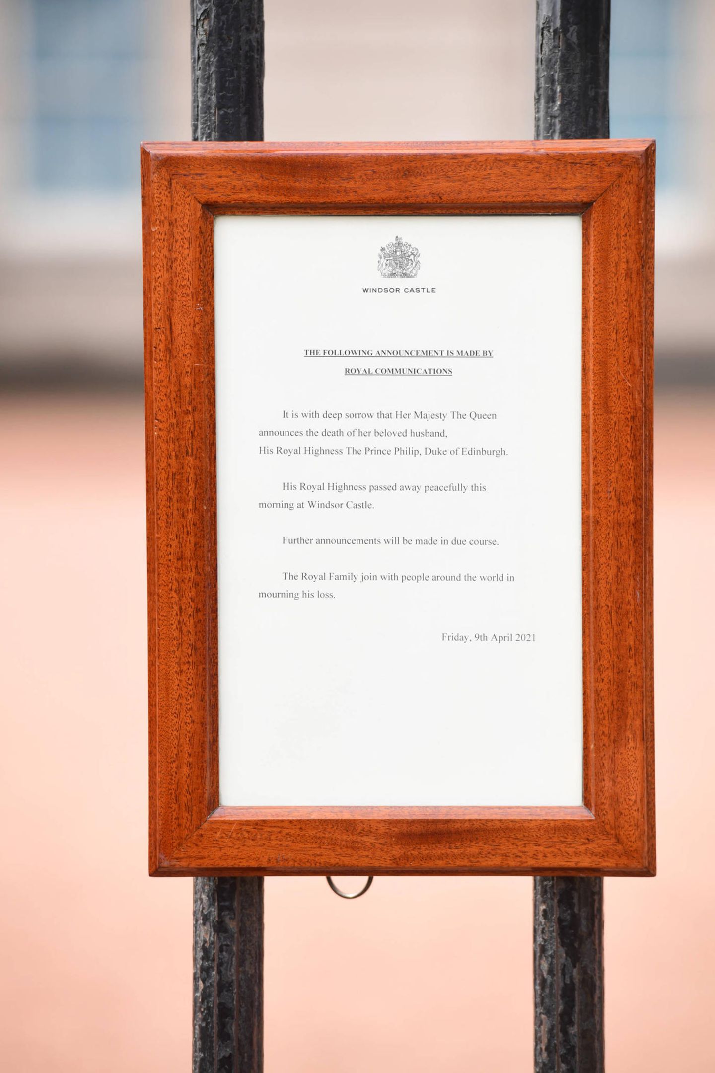 Die offizielle Nachricht zum Tod von Prinz Philip wurde kurz nach der öffentlichen Bekanntgabe am Tor des Buckingham Palasts in London angebracht. Dort hing sie jedoch nicht lang ...
