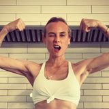 Da hat jemand den Corona-Lockdown aber produktiv genutzt. Diane Kruger hat sich dem "Cali Lifestyle" angepasst, wie sie auf Instagram verrät. Was man darunter versteht? Kalifornien hat bis heute noch die Nase vorne, wenn es um Gesundheits- und Sport-Trends geht. Stolz zeigt die Schauspielerin ihren Bizeps – ihr Sixpack ist auch nicht zu verachten. 