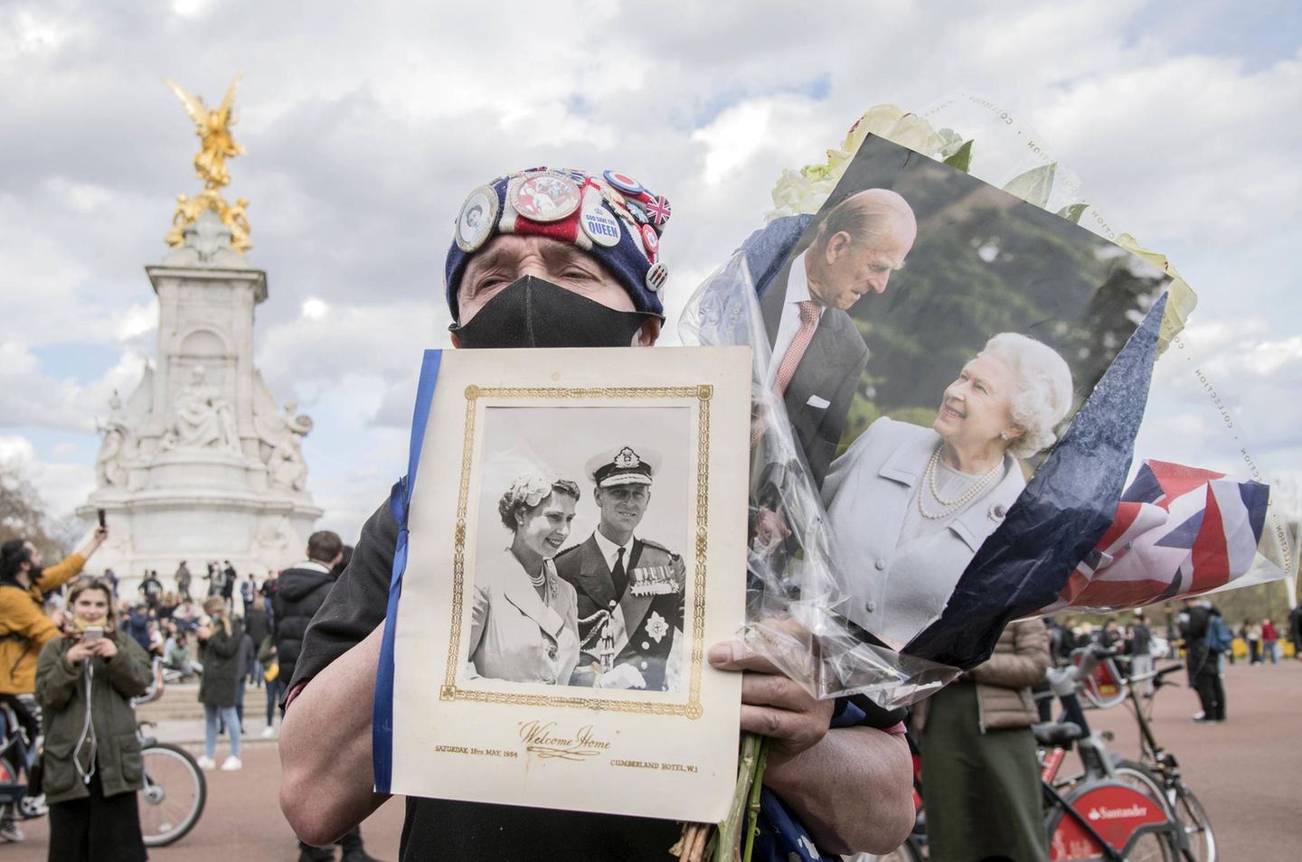 Mit Blumen und Bildern von Prinz Philip und Queen Elizabeth in der Hand zieht es diesen Londoner vor den Palast. Über den Tod des Herzogs von Edinburgh zeigt er sich sichtlich erschüttert.