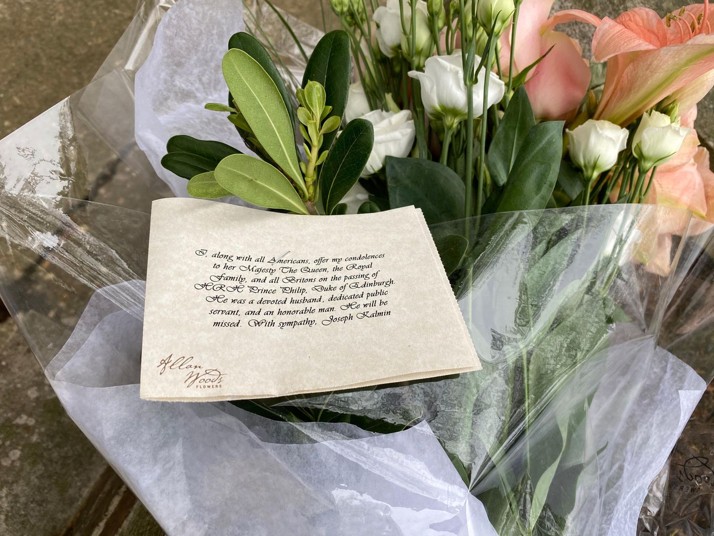 Vor der britischen Botschaft in Washington D.C. gedenkt ein Trauernder dem gestorbenen Prinz Philip – legt Blumen und einen Brief nieder.